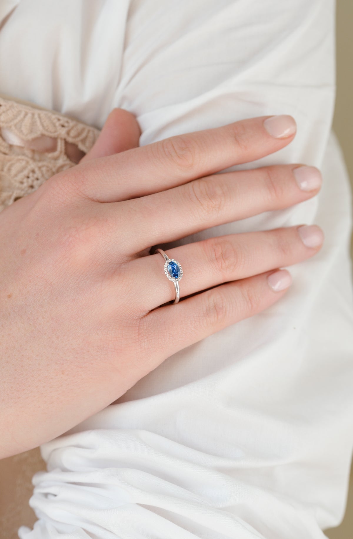 Eleanor engagement ring white gold, sapphire and diamonds